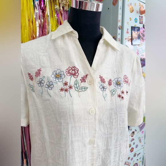 Vintage 90s Alfred Dunner cream button up blouse with floral embroidery. - Picture 4 of 8